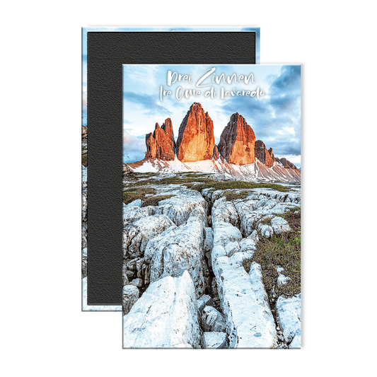 splendida calamita raffigurante le iconiche Tre Cime di Lavaredo (Drei Zinnen), nel cuore del Parco Naturale in Trentino-Alto Adige. La fotografia, realizzata da © Anne Maenurm / SIME