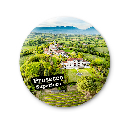 Veneto, Collalbrigo, veduta di Villa Ghetti e del paese di Collalbrigo con i vigneti del Prosecco Superiore DOCG e le Prealpi sullo sfondo