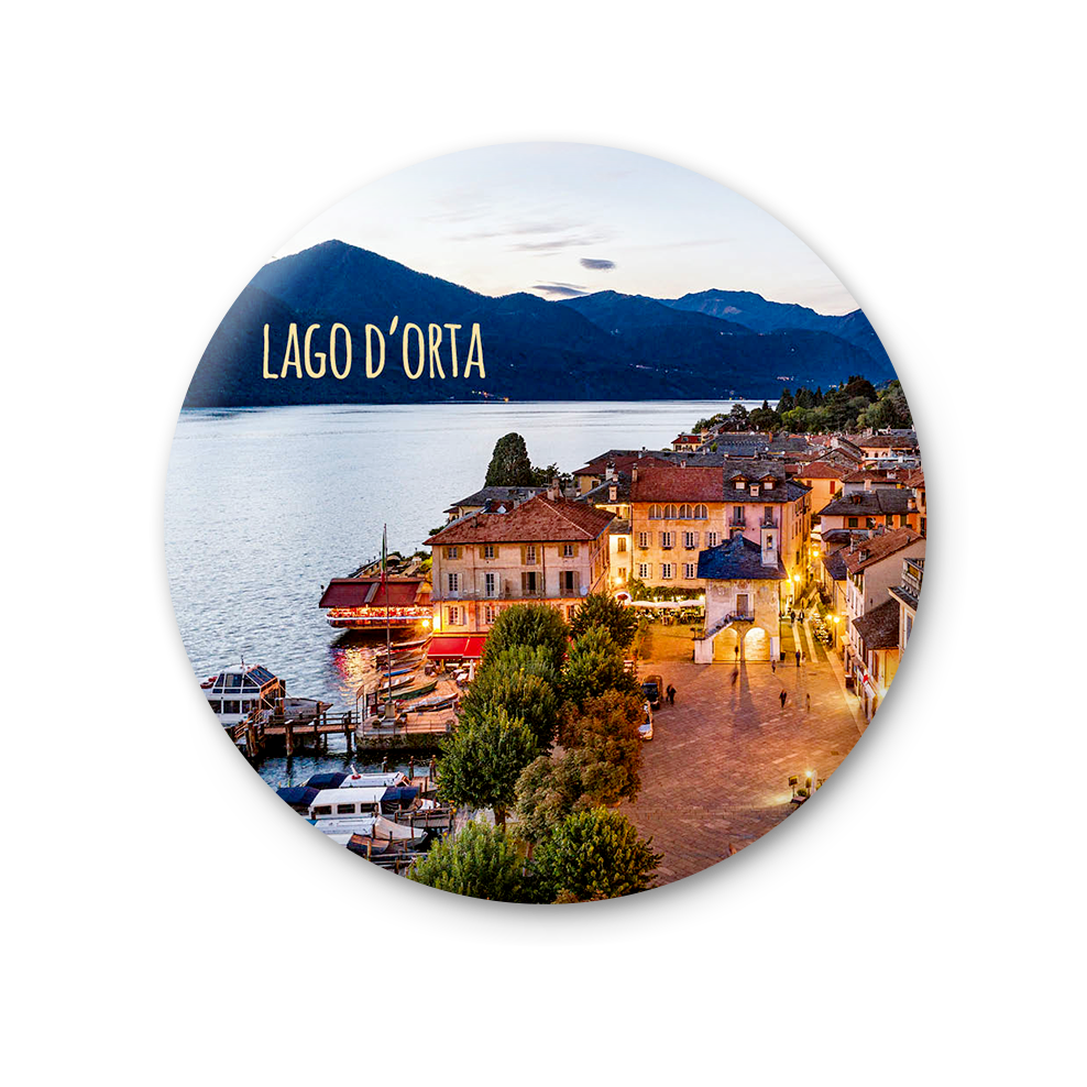 Piemonte, Lago d'Orta, Cusio Orta San Giulio, piazza Mario Motta