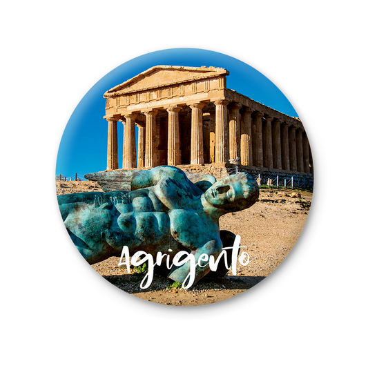 Sicilia, Agrigento, Valle dei Templi, Tempio della Concordia e scultura di Ikarus